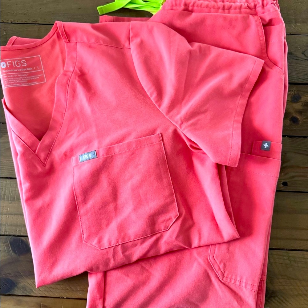 Figs scrub set in Hot Coral